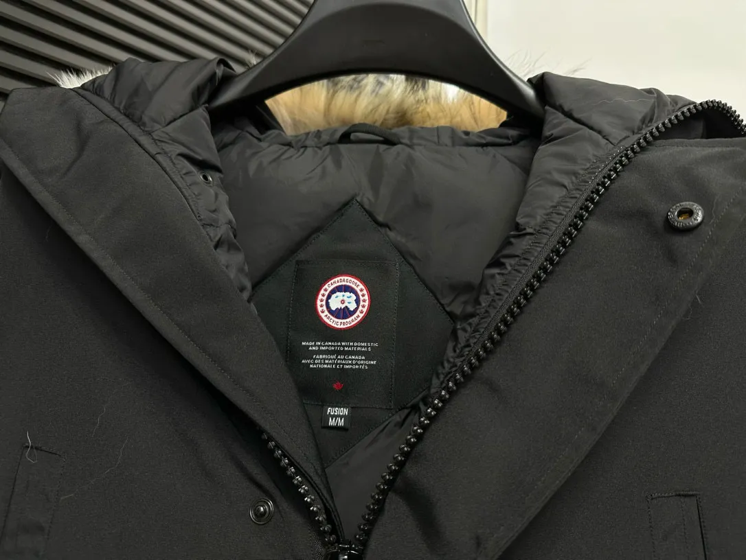 P780 [Canada goose] 01 Exdition Parka Down Jacket for Couples. Genuine original version. You need to compare with the genuine product at any time. All accessories are custom-made from the original factory. 💯The softness and hardness of the fabric is compared with the original one. It can be restored by kneading at will (fabric misunderstanding: fabrics with high hardness are not waterproof. Only those who buy the latest authentic version this year will notice the softness and comfort of the fabric) 💯The down is synchronized with the genuine white duck down, fluffy and not lumpy. Electronically controlled velvet filling machine 💯Customized zippers with genuine YKK military-grade copper core zipper pullers, high hardness and no jamming 💯The fur collar is purchased from Western Canada coyote skin original customization 💯All workmanship and wiring are controlled by workers with more than ten years of service. They must be horizontal and vertical, and are not crooked. The inner wiring density is more sophisticated. Feel free to compare 💯label, collar label, washed label, hangtag, zipper rope, pocket label Back label, collar velvet, Velcro fasteners, cuffs, all details are updated simultaneously with the original product. The best version, the most complete colors, battle all kinds of worldly goods, sizes: XS-XXL